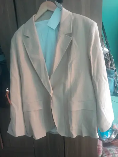 Vestido negro con bordado blanco - miniatura 2