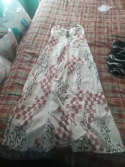 Vestido negro con bordado blanco - miniatura 3