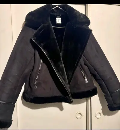 Chaqueta de invierno negra con forro de piel sintética - miniatura 1