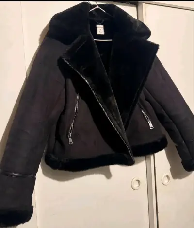 Chaqueta de invierno negra con forro de piel sintética - miniatura 2