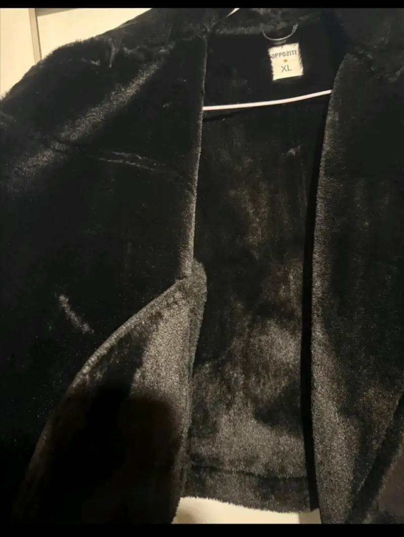 Chaqueta de invierno negra con forro de piel sintética - 4