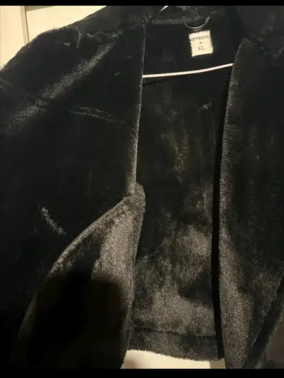 Chaqueta de invierno negra con forro de piel sintética - miniatura 4