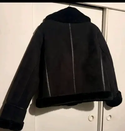 Chaqueta de invierno negra con forro de piel sintética - miniatura 6