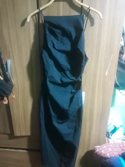 Vestido negro elegante de tirantes - miniatura 1