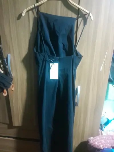 Vestido negro elegante de tirantes - miniatura 2