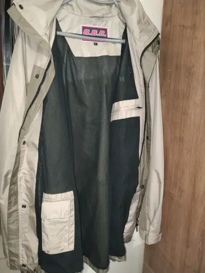 Chaqueta impermeable beige con verde capucha - miniatura 4