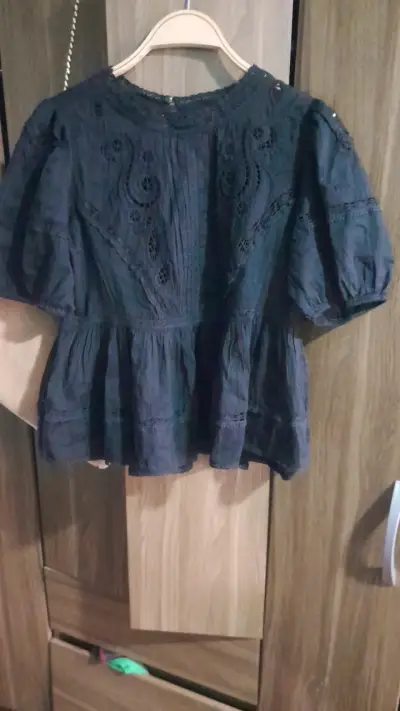 Blusa negra con encaje bohemia - miniatura 1