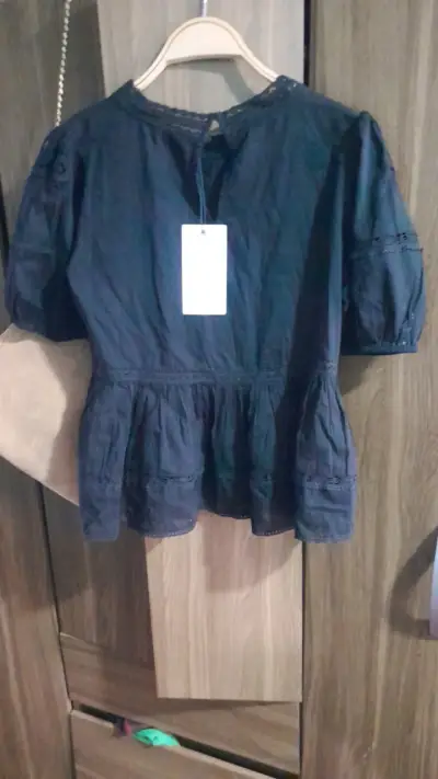 Blusa negra con encaje bohemia - miniatura 2