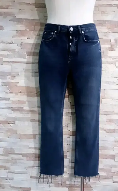 Jeans azul oscuro con diseño deshilachado - miniatura 1