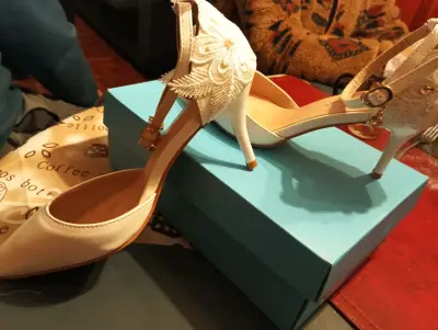 Zapatos de novia blancos con encaje - miniatura 1