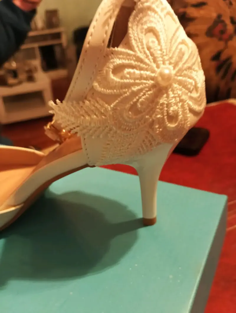 Zapatos de novia blancos con encaje - 2