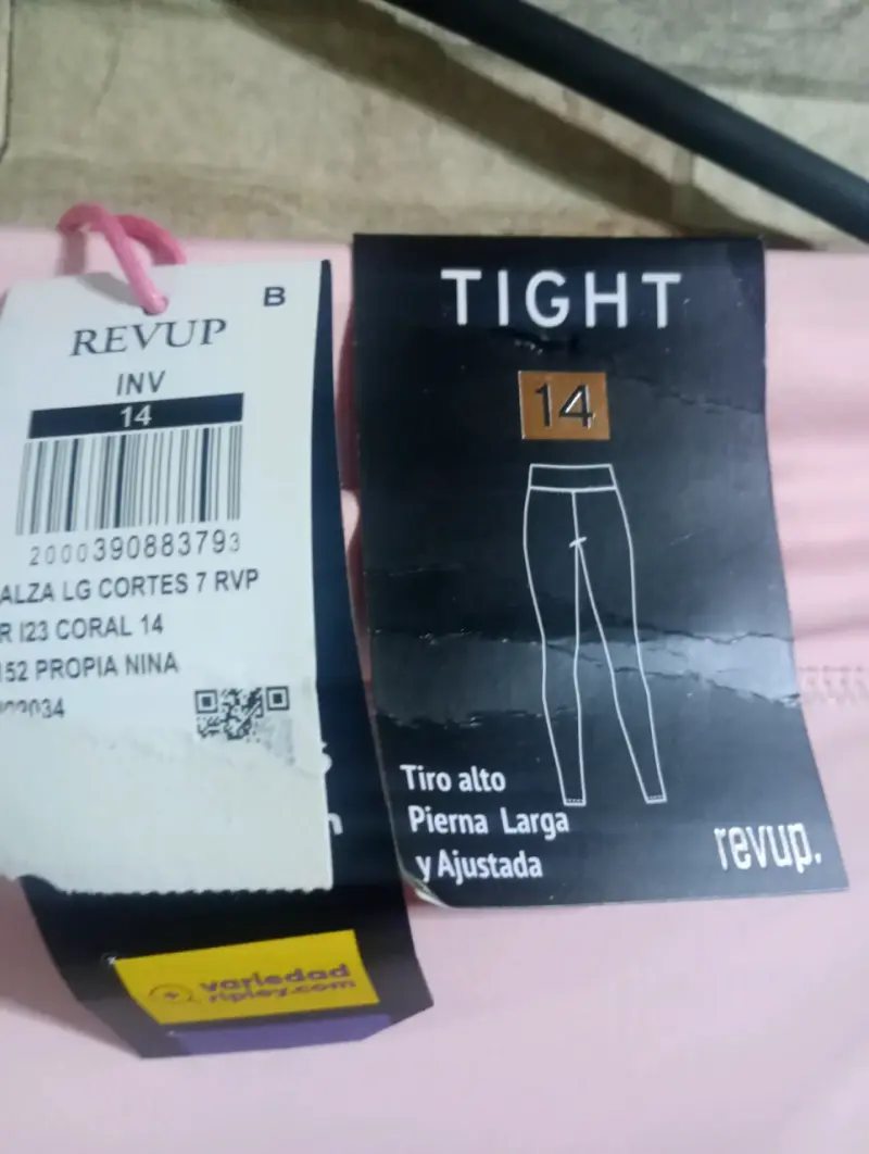 Leggings deportivos rosados con detalles dorados - 2