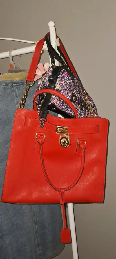 Bolso rojo Michael Kors con detalles dorados - miniatura 1