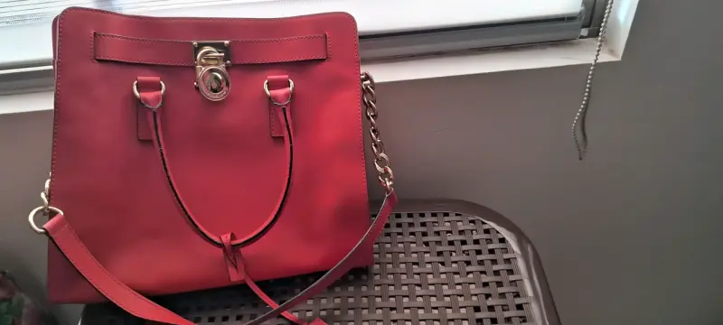 Bolso rojo Michael Kors con detalles dorados - 2
