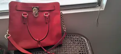 Bolso rojo Michael Kors con detalles dorados - miniatura 2