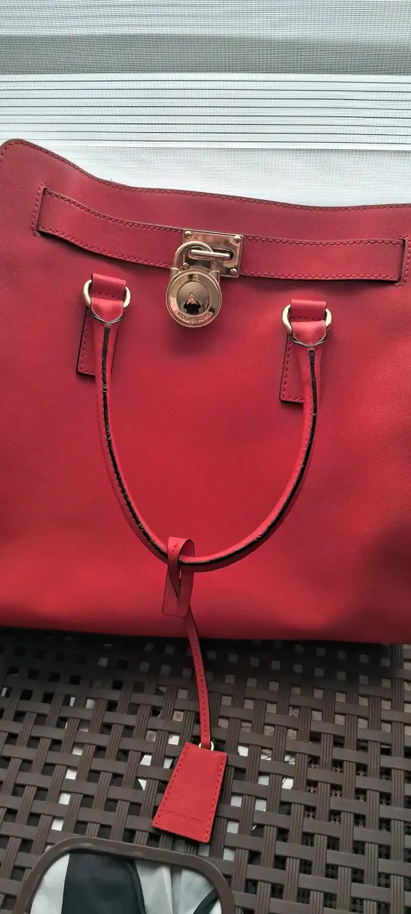Bolso rojo Michael Kors con detalles dorados - 3