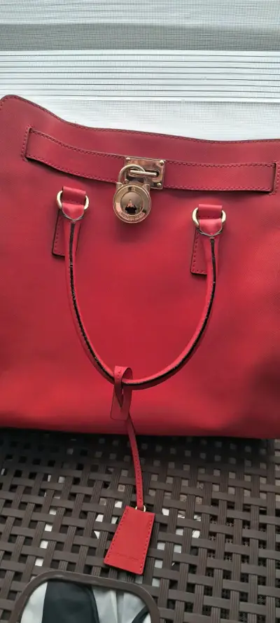 Bolso rojo Michael Kors con detalles dorados - miniatura 3