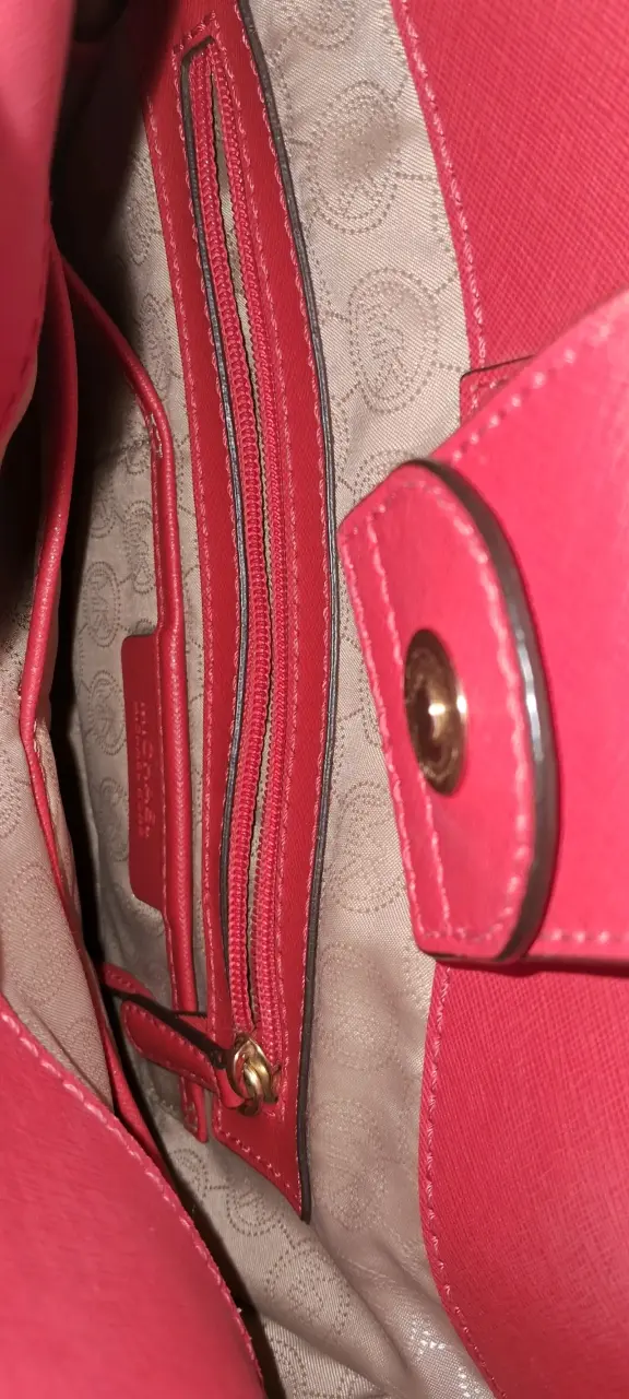 Bolso rojo Michael Kors con detalles dorados - 4