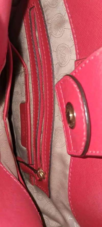 Bolso rojo Michael Kors con detalles dorados - miniatura 4