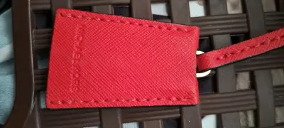 Bolso rojo Michael Kors con detalles dorados - miniatura 5