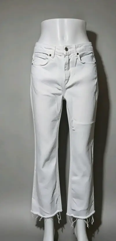 Jeans blancos de mujer con ruedo deshilachado - miniatura 1