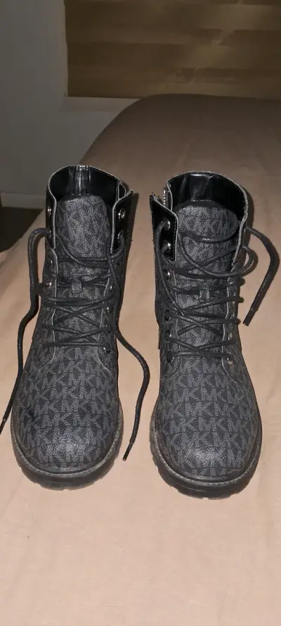Botas negras de cuero con diseño MK - miniatura 1