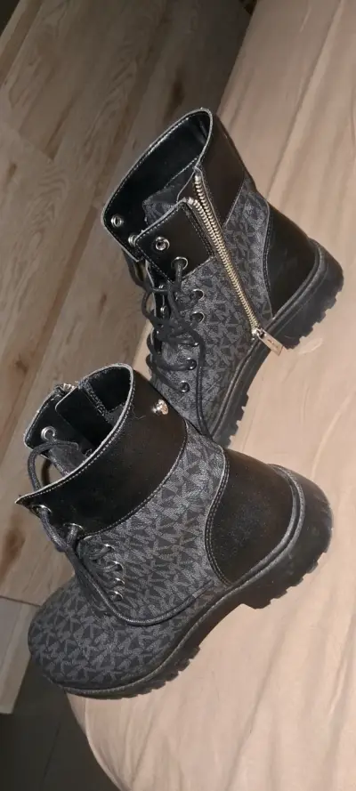 Botas negras de cuero con diseño MK - miniatura 3