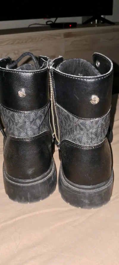 Botas negras de cuero con diseño MK - miniatura 4