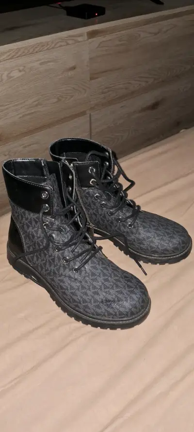 Botas negras de cuero con diseño MK - miniatura 5