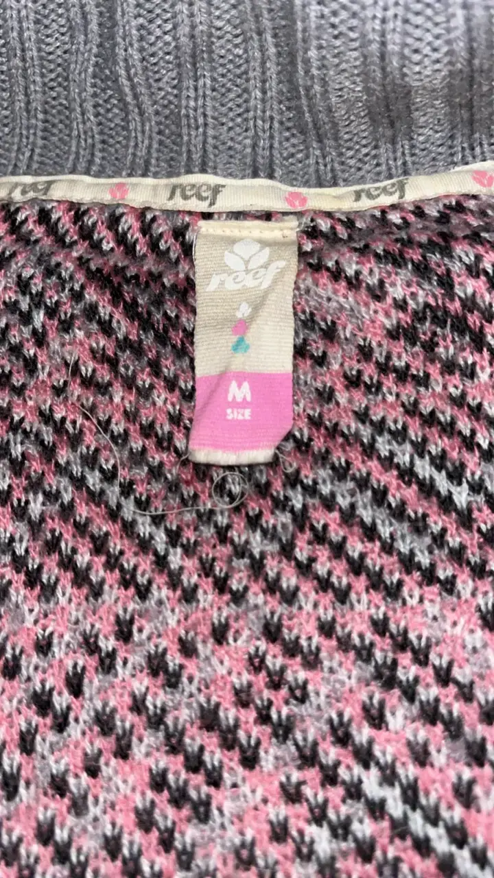 Cardigan gris con diseño geométrico - 2