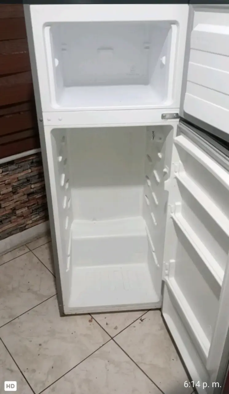 Refrigerador Midea rojo de dos puertas - 2