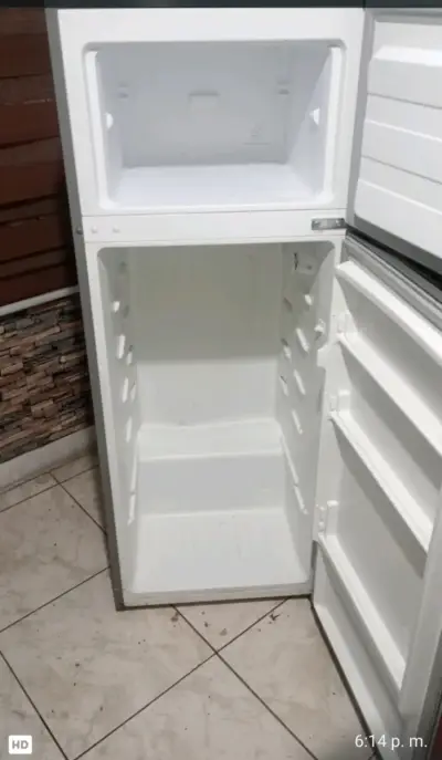 Refrigerador Midea rojo de dos puertas - miniatura 2