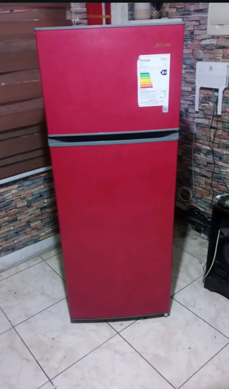 Refrigerador Midea rojo de dos puertas - 3
