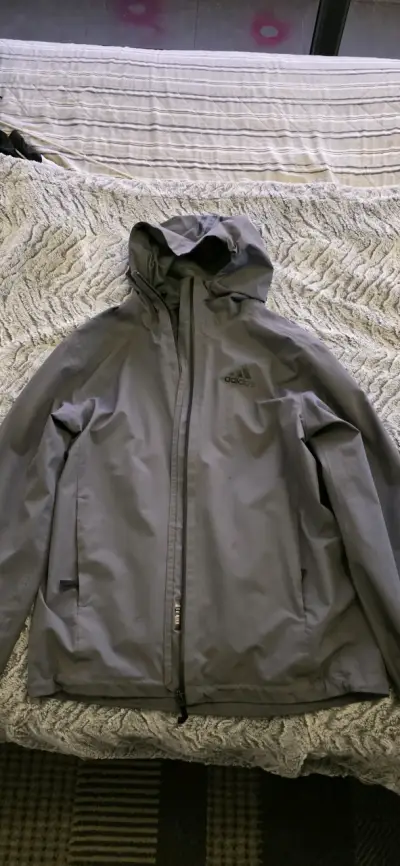 Chaqueta impermeable Adidas gris con capucha - miniatura 1