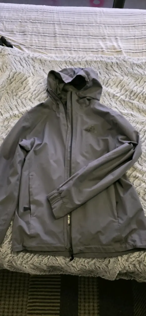 Chaqueta impermeable Adidas gris con capucha - 2