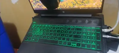 Laptop HP Pavilion con teclado retroiluminado - miniatura 1
