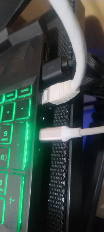 Laptop HP Pavilion con teclado retroiluminado - miniatura 2