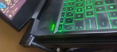 Laptop HP Pavilion con teclado retroiluminado - miniatura 3
