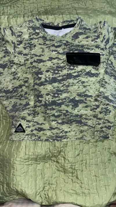 Polera camuflada verde con bolsillo - miniatura 1