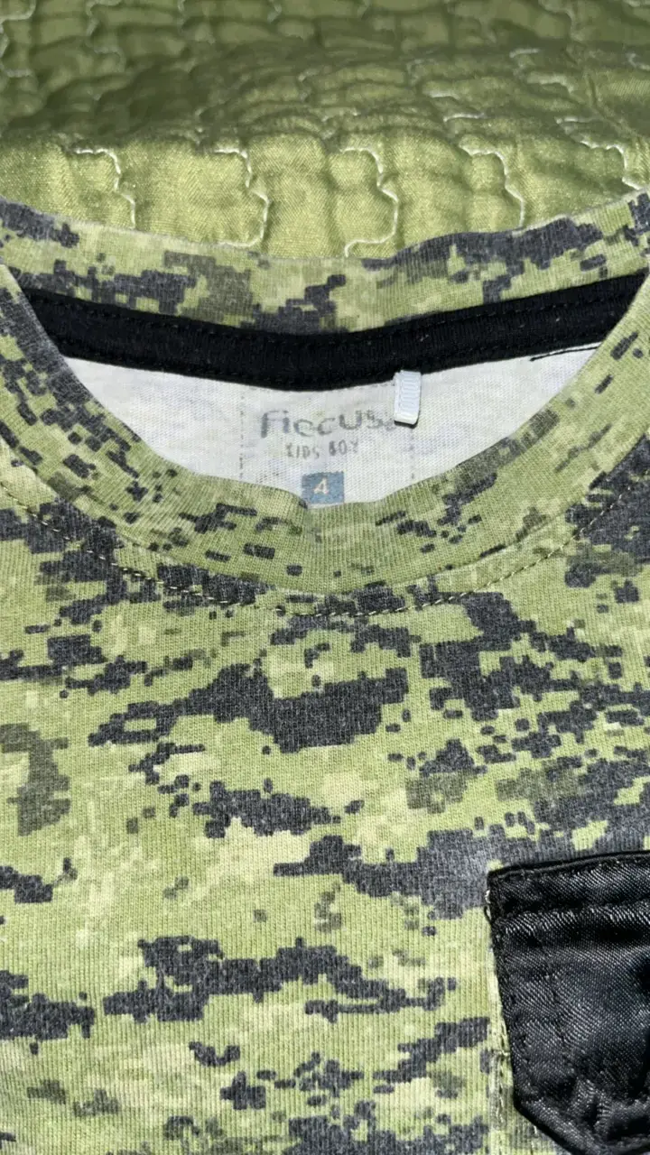 Polera camuflada verde con bolsillo - 2