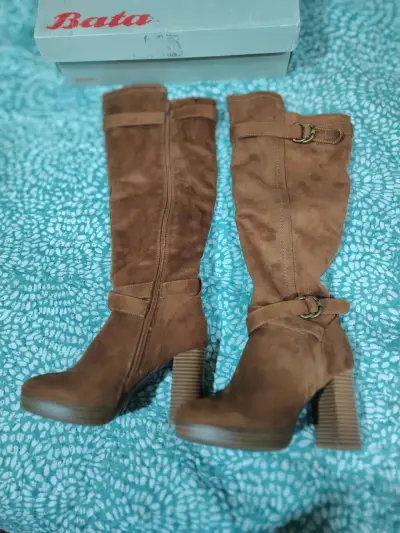Botas altas de gamuza marrón con tacón - miniatura 2