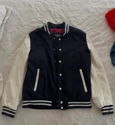Chaqueta varsity azul y blanca estilo retro/eeuu - miniatura 1