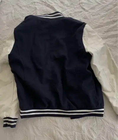 Chaqueta varsity azul y blanca estilo retro/eeuu - miniatura 2