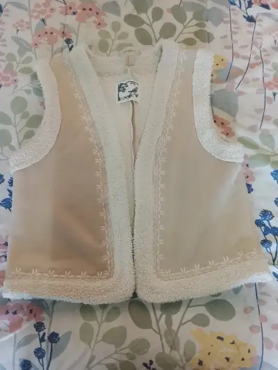 Chaqueta sin mangas beige con bordados - miniatura 1