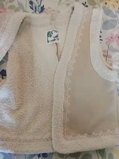 Chaqueta sin mangas beige con bordados - miniatura 2