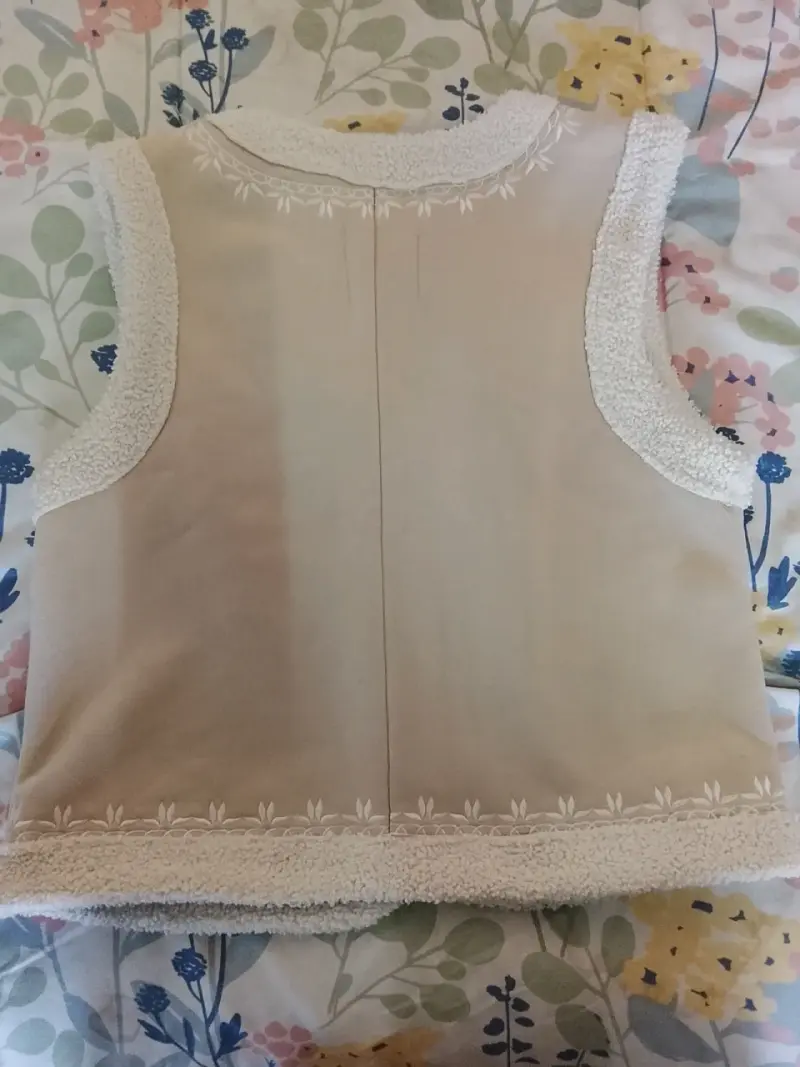 Chaqueta sin mangas beige con bordados - 3