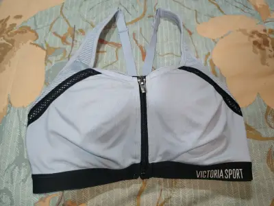 Sostén deportivo gris con diseño de malla - miniatura 3
