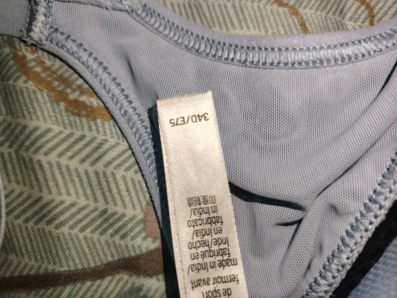 Sostén deportivo gris con diseño de malla - 4