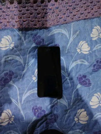 Smartphone negro en buen estado - miniatura 1