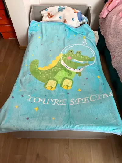 Cama infantil con cobertor de dinosaurio - miniatura 1